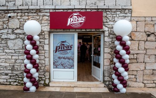 Pivac poslovnica na rivi u Veloj Luci dobila novo ruho