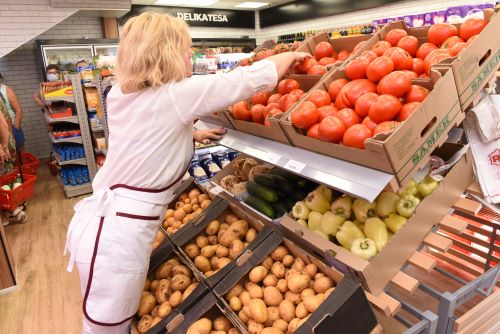 Na poluotoku Pelješcu u općini Janjina otvorili smo potpuno novu Pivac poslovnicu.   U prodajnom prostoru površine 60 m2 nudimo vam preko 1000 različitih prehrambenih i neprehrambenih proizvoda. Pronađite velik izbor kvalitetnog mesa domaćeg podrijetla, uvijek svježeg voća i povrća te širok asortiman domaćih i renomiranih top brendova po akcijskim cijenama!   Ovim otvorenjem Pelješac je postao bogatiji  za još jedno Pivac prodajno mjesto pa je tako mrežom poslovnica u Stonu, Trpnju, Janjini i Orebiću sada pokriveno cijelo poluotočko područje