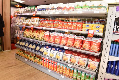 Na poluotoku Pelješcu u općini Janjina otvorili smo potpuno novu Pivac poslovnicu.   U prodajnom prostoru površine 60 m2 nudimo vam preko 1000 različitih prehrambenih i neprehrambenih proizvoda. Pronađite velik izbor kvalitetnog mesa domaćeg podrijetla, uvijek svježeg voća i povrća te širok asortiman domaćih i renomiranih top brendova po akcijskim cijenama!   Ovim otvorenjem Pelješac je postao bogatiji  za još jedno Pivac prodajno mjesto pa je tako mrežom poslovnica u Stonu, Trpnju, Janjini i Orebiću sada pokriveno cijelo poluotočko područje