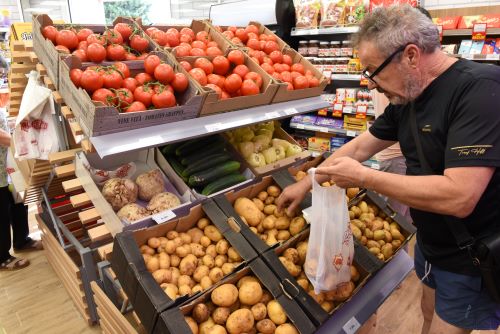 Na poluotoku Pelješcu u općini Janjina otvorili smo potpuno novu Pivac poslovnicu.   U prodajnom prostoru površine 60 m2 nudimo vam preko 1000 različitih prehrambenih i neprehrambenih proizvoda. Pronađite velik izbor kvalitetnog mesa domaćeg podrijetla, uvijek svježeg voća i povrća te širok asortiman domaćih i renomiranih top brendova po akcijskim cijenama!   Ovim otvorenjem Pelješac je postao bogatiji  za još jedno Pivac prodajno mjesto pa je tako mrežom poslovnica u Stonu, Trpnju, Janjini i Orebiću sada pokriveno cijelo poluotočko područje