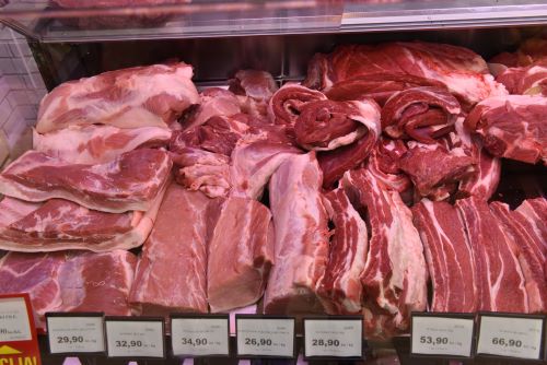 Na poluotoku Pelješcu u općini Janjina otvorili smo potpuno novu Pivac poslovnicu.   U prodajnom prostoru površine 60 m2 nudimo vam preko 1000 različitih prehrambenih i neprehrambenih proizvoda. Pronađite velik izbor kvalitetnog mesa domaćeg podrijetla, uvijek svježeg voća i povrća te širok asortiman domaćih i renomiranih top brendova po akcijskim cijenama!   Ovim otvorenjem Pelješac je postao bogatiji  za još jedno Pivac prodajno mjesto pa je tako mrežom poslovnica u Stonu, Trpnju, Janjini i Orebiću sada pokriveno cijelo poluotočko područje