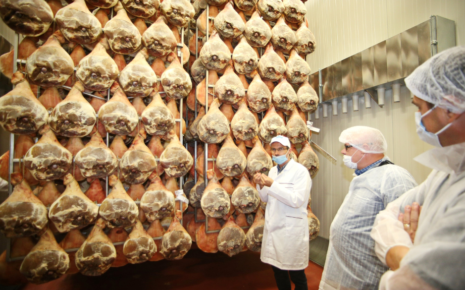 Proizvođači Dalmatinskog pršuta obišli novootvoreni proizvodni pogon Grupe Pivac 