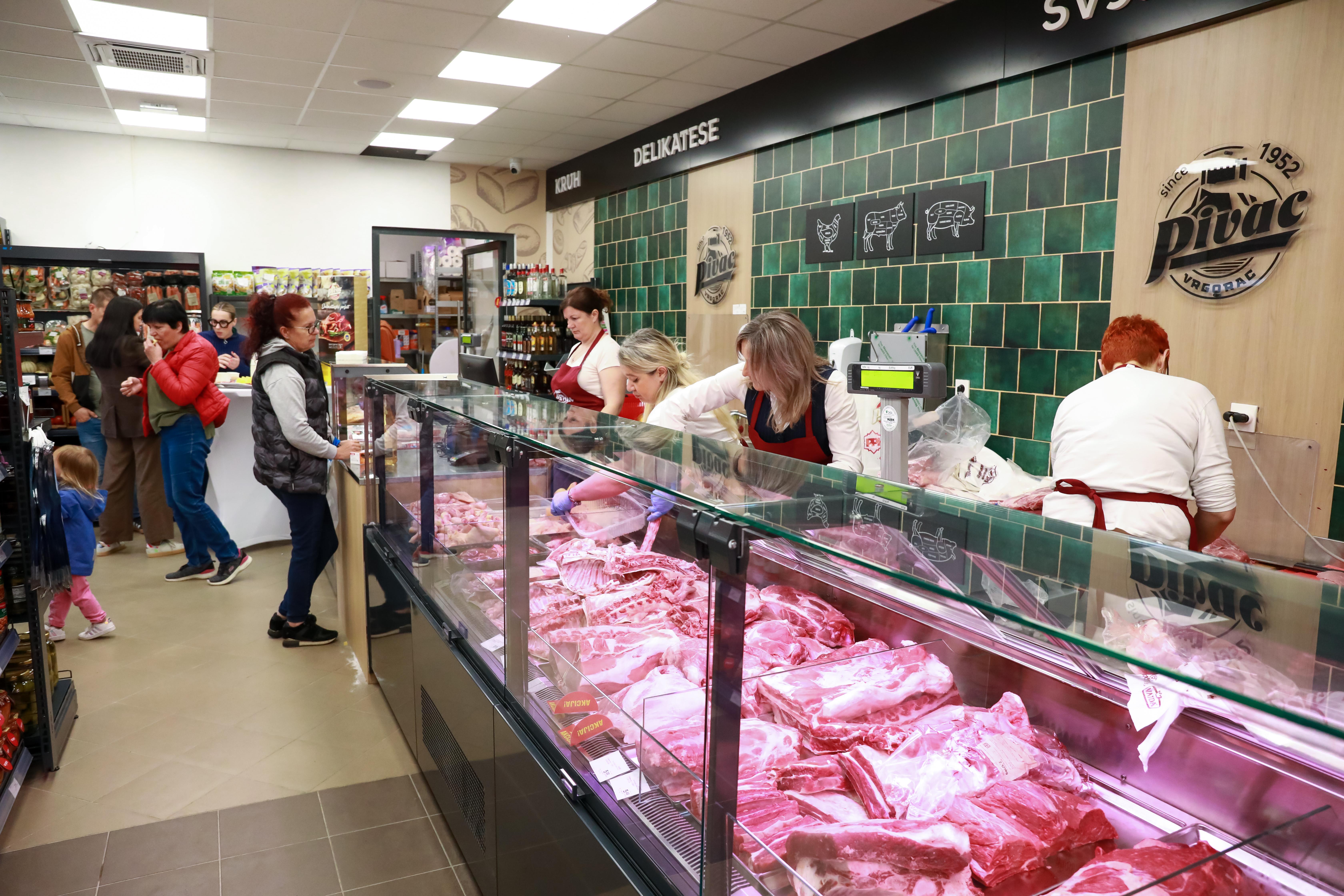 Pivac otvorio market-mesnicu u Dalju